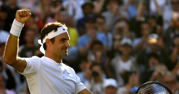 Szwajcarski tenisista Roger Federer awansował do półfinału wielkoszlemowego turnieju na trawiastych kortach w Wimbledonie po zwycięstwie nad Kanadyjczykiem Milosem Raonicem 6:4, 6:2, 7:6 (7-4). Swojego meczu z powodu kontuzji nie dokończył Serb Novak Djokovic.