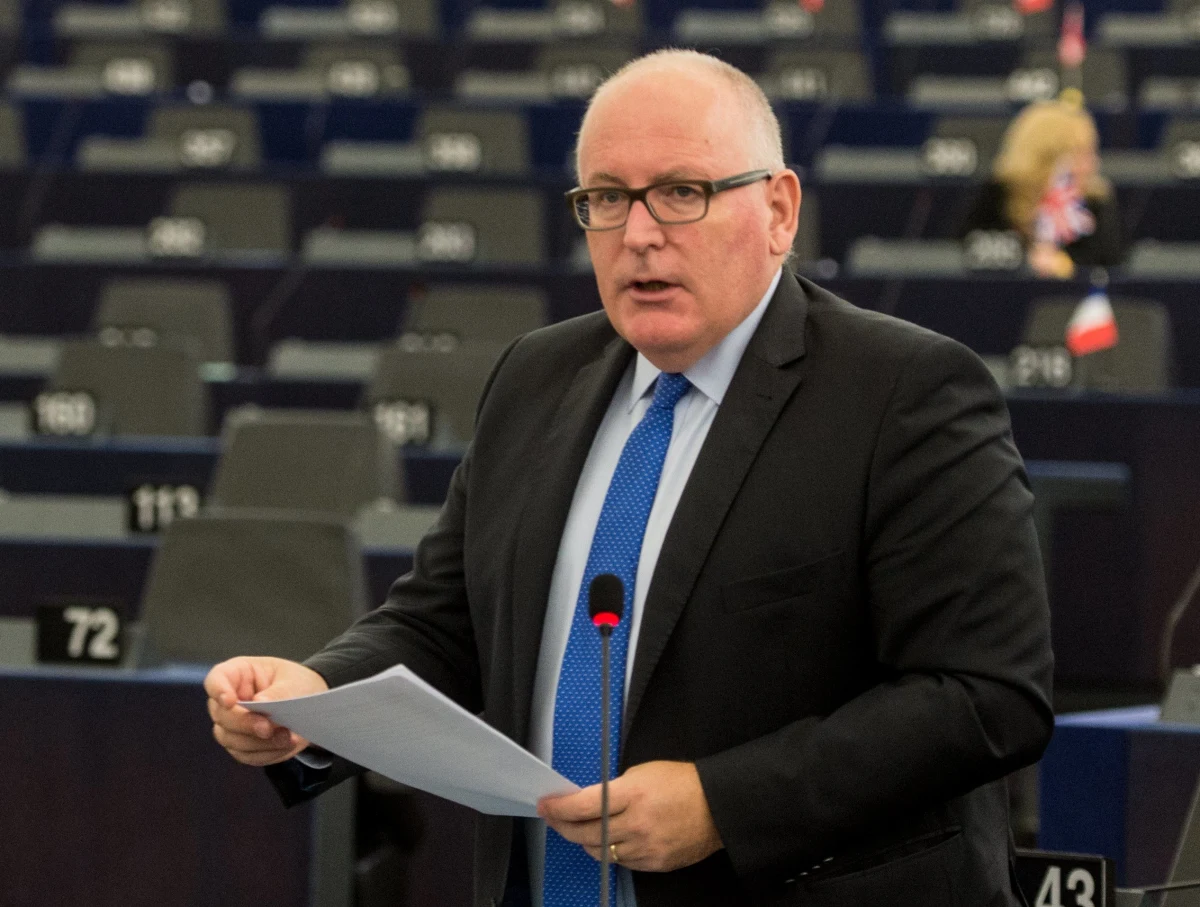 ​Nowela ustawy o Krajowej Radzie Sądownictwa, która przewiduje m.in. wygaszenie kadencji 15 członków Rady będących sędziami, wzmacnia pozycję wiceprzewodniczącego Komisji Europejskiej Fransa Timmermansa. Szef KE zyskuje dzięki temu kolejny argument dla tezy o zagrożeniu praworządności w Polsce - powiedział dziennikarce RMF FM Katarzynie Szymańskiej-Borginon unijny dyplomata. Jak ustaliła nasza korespondentka w Brukseli, w listopadzie może się odbyć kolejna debata unijnych ministrów w sprawie Polski.