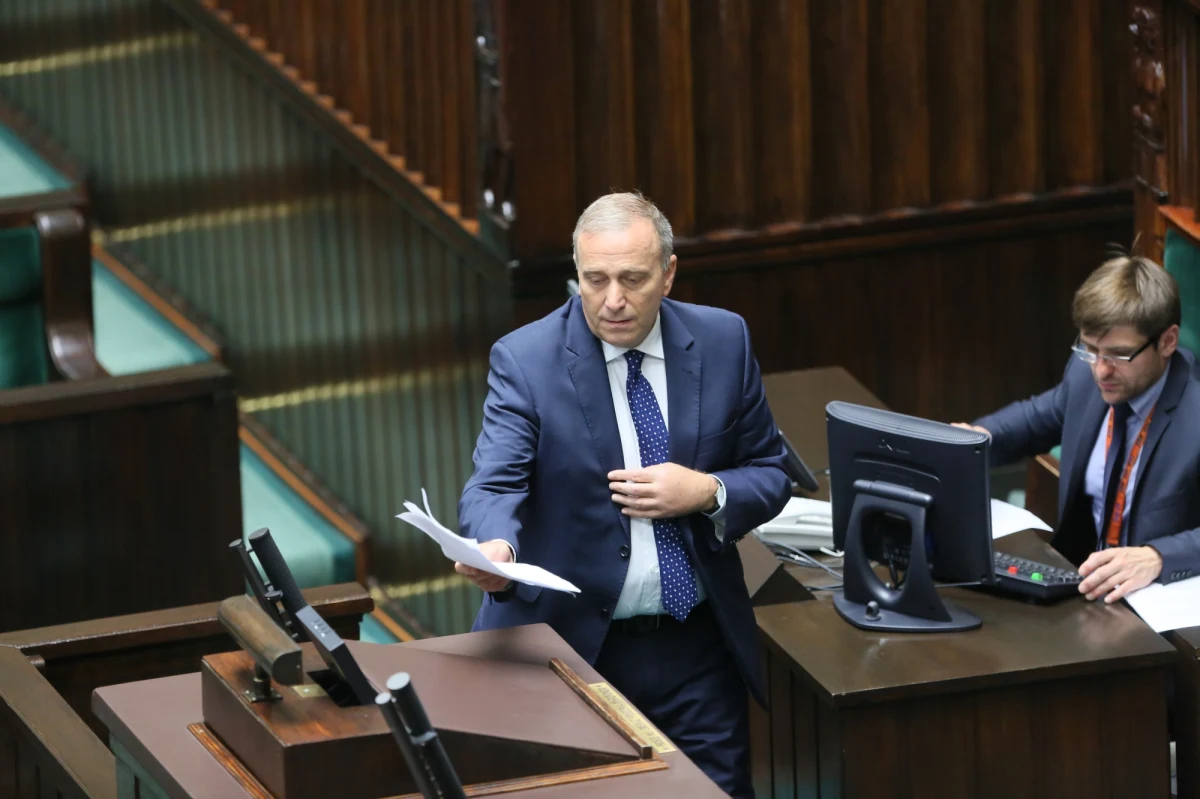 Władze klubu PO zawiesiły do końca września w prawach członków klubu Artura Dunina i Tomasza Głogowskiego - poinformował rzecznik PO Jan Grabiec. Obaj posłowie wzięli udział w głosowaniu ws. noweli ustawy o KRS, podczas gdy pozostali posłowie PO nie uczestniczyli w nim.