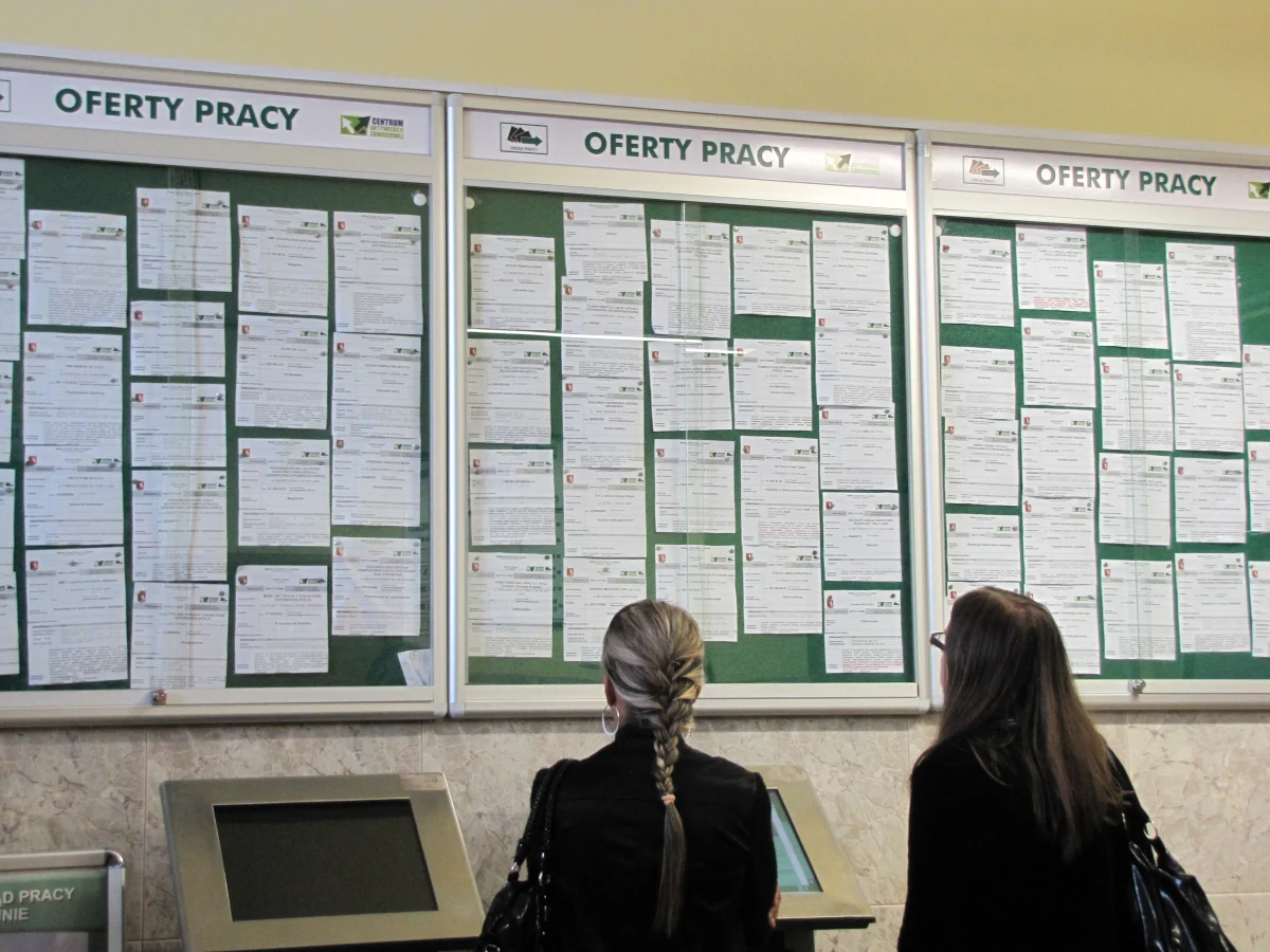 ​Do komisji nadzwyczajnej ds. zmian w kodyfikacjach trafi po pierwszym czytaniu w Sejmie prezydencki projekt, który ma ułatwić realizację praw pracowniczych, m.in. wydawania świadectw pracy. Wszystkie kluby parlamentarne poparły w środę inicjatywę prezydenta.