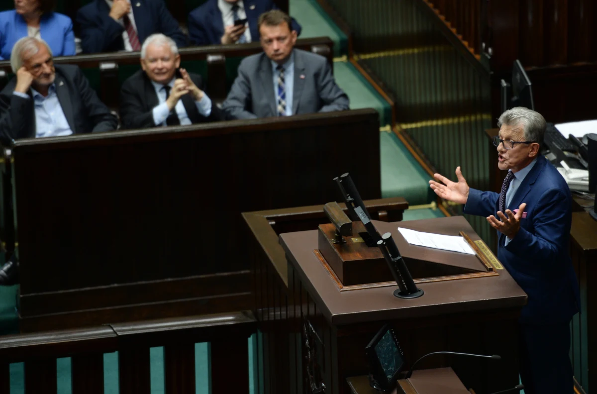 "Poprzez reformę KRS przywracamy przestrzeganie w praktyce postanowień konstytucyjnych, mianowicie zwierzchnią władzy narodu i konstytucyjnej równowagi władz" - powiedział w środę poseł PiS Stanisław Piotrowicz.