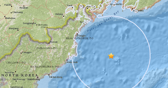​Trzęsienie ziemi o magnitudzie 6,0 st. nawiedziło w czwartek rano czasu lokalnego Koreę Północną - podały amerykańskie służby geologiczne (USGS). Trzęsienie zostało określone jako bardzo głębokie, miało hipocentrum 560 km pod dnem morskim.