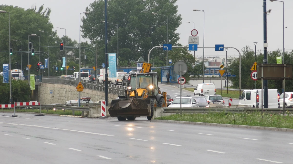 Trudne wakacje czekają krakowskich kierowców. W nocy rozpoczął się kolejny uciążliwy remont. Drogowcy zabrali się za tunel pod Rondem Grunwaldzkim. Odnowiona zostanie jezdnia w kierunku ronda Matecznego. To oznacza, że ruch w obu kierunkach będzie odbywał się jezdnią, którą na co dzień poruszają się pojazdy w stronę Alei Trzech Wieszczów. Prace remontowe potrwają do końca sierpnia.
