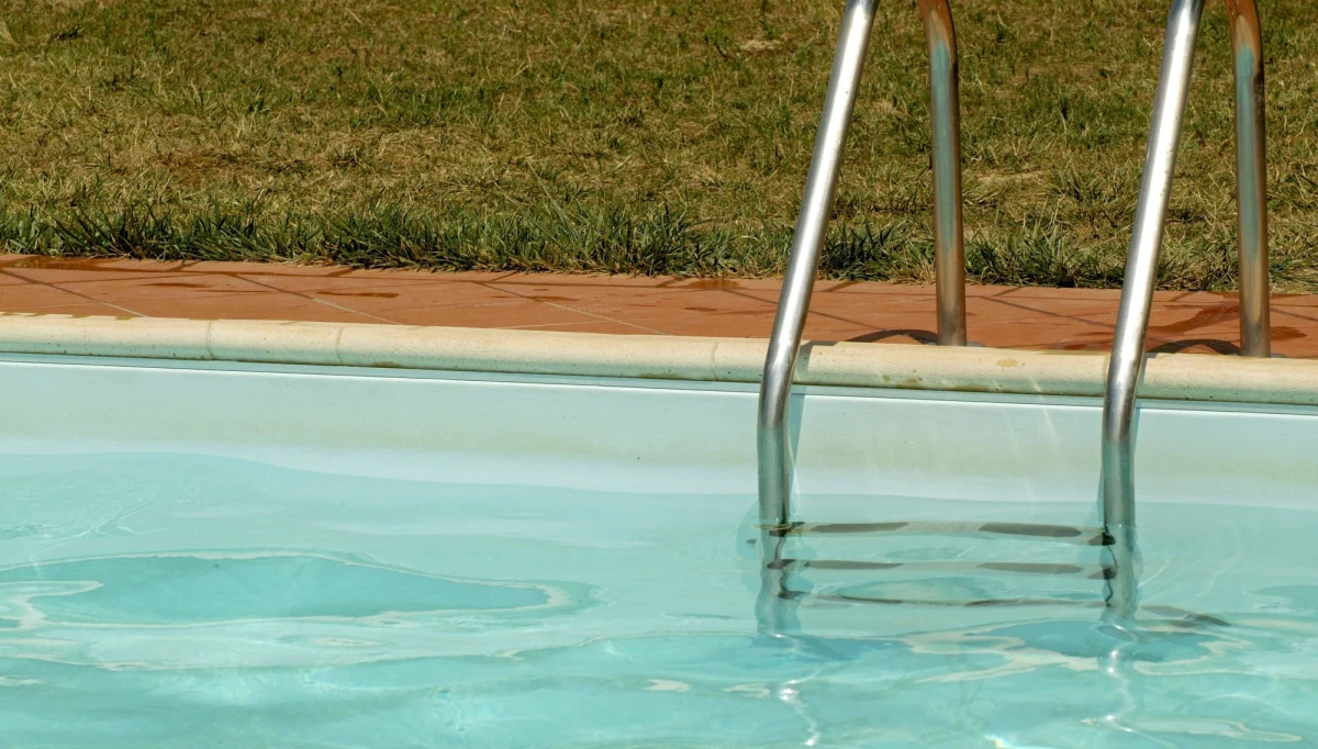 ​Policjanci z Zabrza badają sprawę utonięcia mężczyzny na tamtejszym basenie. Ze wstępnych informacji wynika, że jeden z użytkowników basenu zauważył dryfujące ciało, po czym powiadomił ratowników wodnych, a ci wezwali pogotowie. Mimo reanimacji mężczyzny nie udało się uratować.