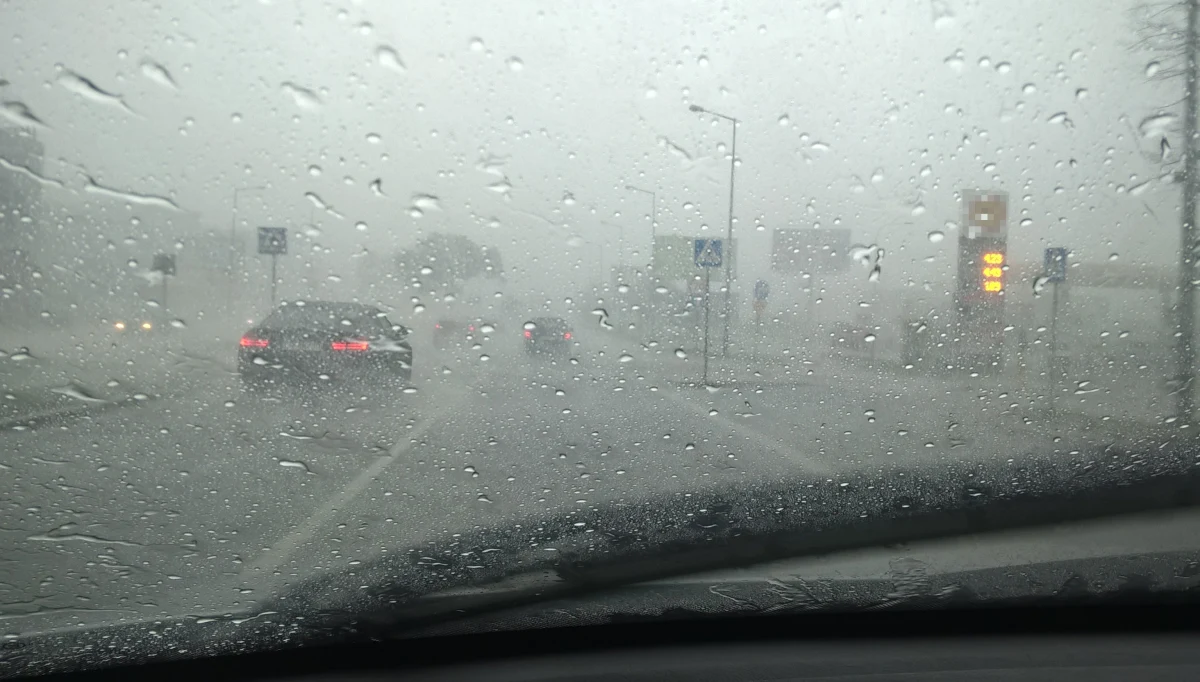 Czeka nas wyjątkowo wietrzny i miejscami deszczowy czwartek. Instytut Meteorologii i Gospodarki Wodnej wydał liczne ostrzeżenia dla większości województw.