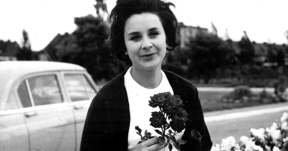 Piosenkarka Tamara Miansarowa, wykonawczyni wielu przebojów popularnych w czasach ZSRR, zmarła w środę wieczorem w szpitalu w Moskwie. Piosenka "Zawsze niech będzie słońce", którą zaśpiewała na festiwalu w Sopocie, na wiele lat stała się wizytówką artystki.
