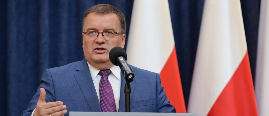 ​Nikt nie informował prezydenta ani jego kancelarii o ustawie o Sądzie Najwyższym - twierdzi w rozmowie z RMF FM prezydencki minister Andrzej Dera. Jak dodawał - to projekt poselski, więc nie ma obowiązku konsultacji z prezydentem. Projekt ustawy zakłada m.in. natychmiastową wymianę całego składu SN.