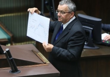 Minister Adamczyk głosował przeciwko opłacie paliwowej. Tłumaczy się awarią 