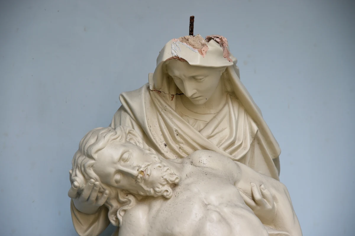 Nieznani sprawcy uszkodzili figurę Matki Bożej, znajdującą się we wnęce pomiędzy kościołem ojców kapucynów na ul. Miodowej a gmachem Ministerstwa Zdrowia. Do tego aktu wandalizmu doszło w nocy.