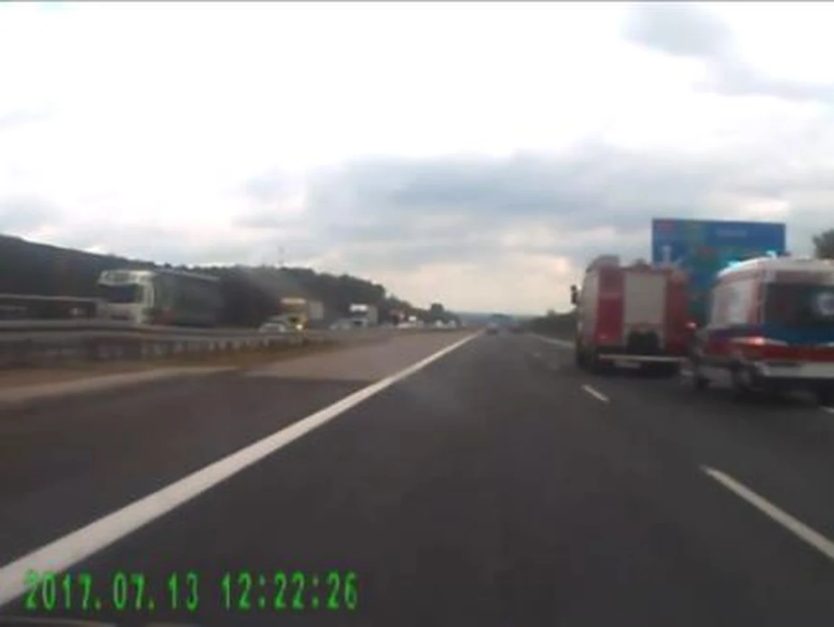 Wypadek z udziałem wojskowego autobusu na A4 w Mysłowicach. Do szpitala trafiło 5 osób. Informację o wypadku dostaliśmy od pana Dariusza na Gorącą Linię RMF FM.