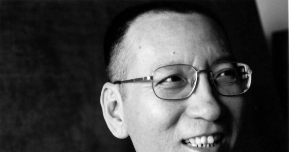 ​Laureat Pokojowej Nagrody Nobla Liu Xiaobo nie żyje - poinformowały w czwartek władze sądowe w mieście Shenyang na północnym wschodzie Chin. Liu, obrońca praw człowieka i dysydent skazany na 11 lat więzienia za działalność opozycyjną, chorował na raka wątroby.