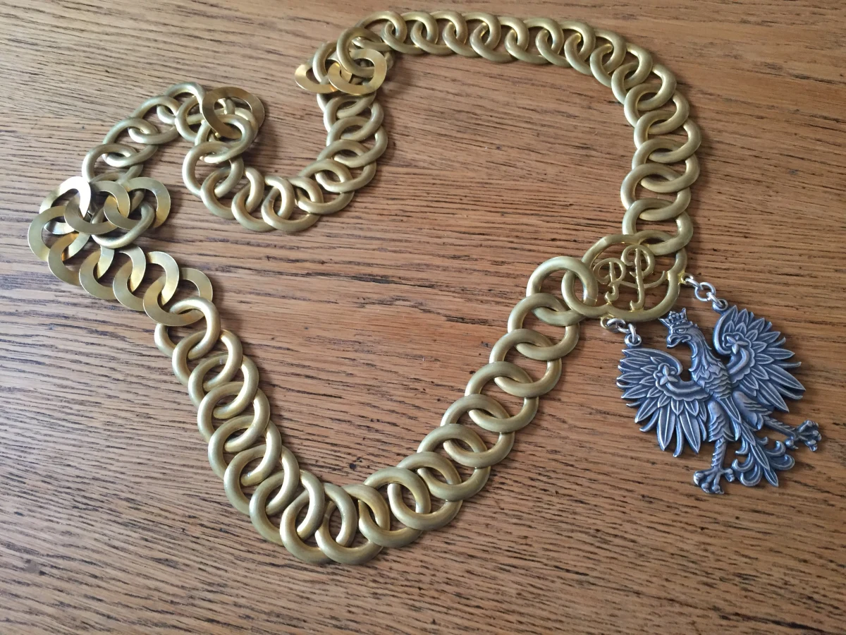 10 osób oskarżonych w sprawie dotyczącej bezprawnego przejmowania kamienic w Łodzi. W zorganizowanej grupie przestępczej działali m.in. prawnicy, pracownik jednej z kancelarii notarialnych i były pracownik administracji zarządzającej nieruchomościami. Prokuratura Okręgowa skierowała akt oskarżenia do sądu, a proceder odkryli pracownicy łódzkiego magistratu.