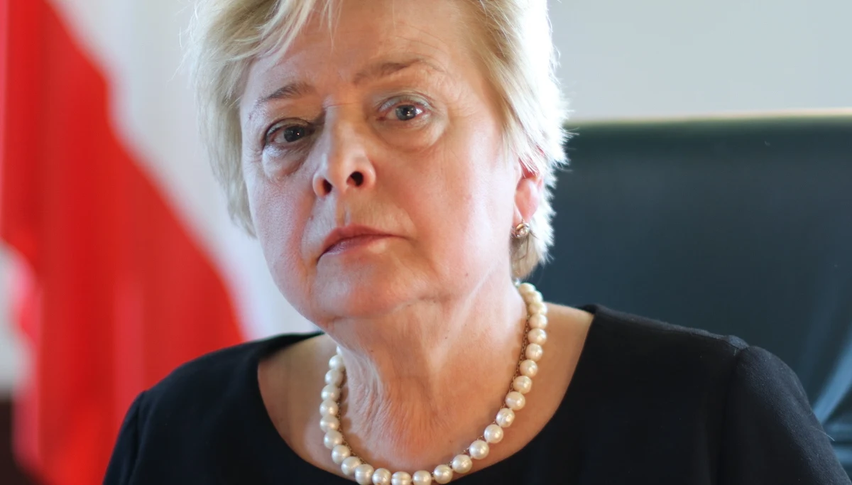 "Projekt, który sporządzili posłowie PiS-u rodzi duże niebezpieczeństwa dla wymiaru sprawiedliwości i na pewno, tak jak mówił już pan sędzia Laskowski, to będzie inny Sąd Najwyższy, niż ten, z którym mieliśmy do czynienia przez ostatnie 27 lat" – mówi w rozmowie z RMF FM Pierwszy Prezes Sądu najwyższego Małgorzata Gersdorf o projekcie ustawy wygaszającej kadencje dotychczasowych sędziów Sądu Najwyższego z wyjątkiem tych, których osobiście wskaże Zbigniew Ziobro. Gersdorf dodaje, że projekt PiS "narusza w znacznym stopniu trójpodział władzy, ponieważ coraz większe prerogatywy dla wymiaru sprawiedliwości ma minister sprawiedliwości". "Projekt ustawy o SN zakłada, że mnie już nie ma, ponieważ ja mam 65 lat i z mocy tej ustawy powinnam przejść w stan spoczynku" – mówi profesor. Stwierdza, że Sąd Najwyższy "działa bardzo dobrze, nie ma opóźnień, nie ma zwłoki". Co ją najbardziej niepokoi jako Pierwszego Prezesa SN? "Przede wszystkim bardzo niepokoi mnie istnienie izby dyscyplinarnej, w takiej formule, jaka jest tam przygotowana. Siłą rzeczy to jest zastraszanie sędziów, że taka mocna izba w Sądzie Najwyższym jest" – podkreśla.