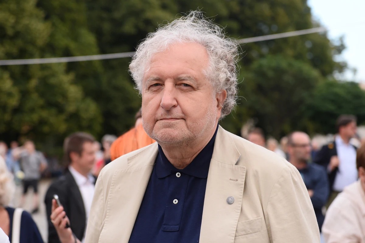 "Bez niezależnego wymiaru sprawiedliwości nie istnieje państwo prawa; wzywamy parlamentarzystów i prezydenta do niedopuszczenia do wprowadzenia ustaw, które mogą na trwale pozbawić Polskę pozycji demokratycznego państwa prawa" - napisało pięciu byłych prezesów Trybunału Konstytucyjnego. Pod oświadczeniem, przekazanym PAP, podpisali się byli prezesi: Andrzej Rzepliński, Marek Safjan, Jerzy Stępień, Bohdan Zdziennicki i Andrzej Zoll.