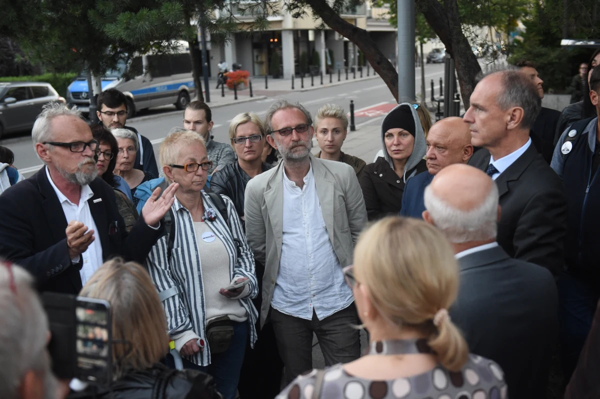 Senacka Komisja Praw Człowieka, Praworządności i Petycji nie zaproponowała żadnych poprawek do dwóch nowelizacji: o Krajowej Radzie Sądownictwa i ustroju sądów powszechnych. Teraz obie ustawy trafią pod obrady plenarne Senatu - według opozycji może to nastąpić w piątek.