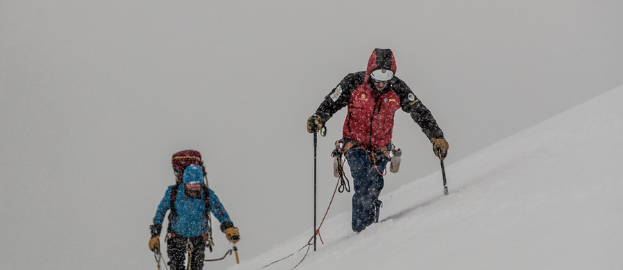 Andrzej Bargiel, który zamierza z wierzchołka K2, położonego na wysokości 8611 metrów, zjechać na nartach, relacjonuje kolejny dzień swojej wyprawy. Jak mówi, przez ostatnie dni analizował ze współtowarzyszami potencjalne warianty wyjścia oraz zjazdu. Po długich dyskusjach wszyscy podjęli decyzję o odrzuceniu pomysłu zdobycia szczytu polską drogą Jerzego Kukuczki i Tadeusza Piotrowskiego, i przeniesieniu się na drogę Cesena. Czym to skutkuje?