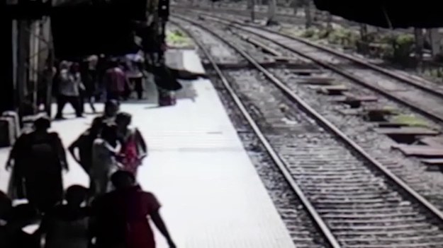 To, co zdarzyło się na tej stacji w Indiach, pozostanie niewyjaśnione. Kamery monitoringu zarejestrowały dramatyczną scenę. Oto kobieta, która staje tuż przy krawędzi peronu i - wydaje się - że skacze tuż przed nadjeżdżający pociąg. Gdy jednak pasażerowie ruszyli jej na pomoc, okazało się, że kobiety nie ma ani pod kołami pociągu, ani na peronie, ani w wagonie. Za to inna dworcowa kamera zauważyła ją chwilę później w innym miejscu. Duch? Przywidzenie? Cud?