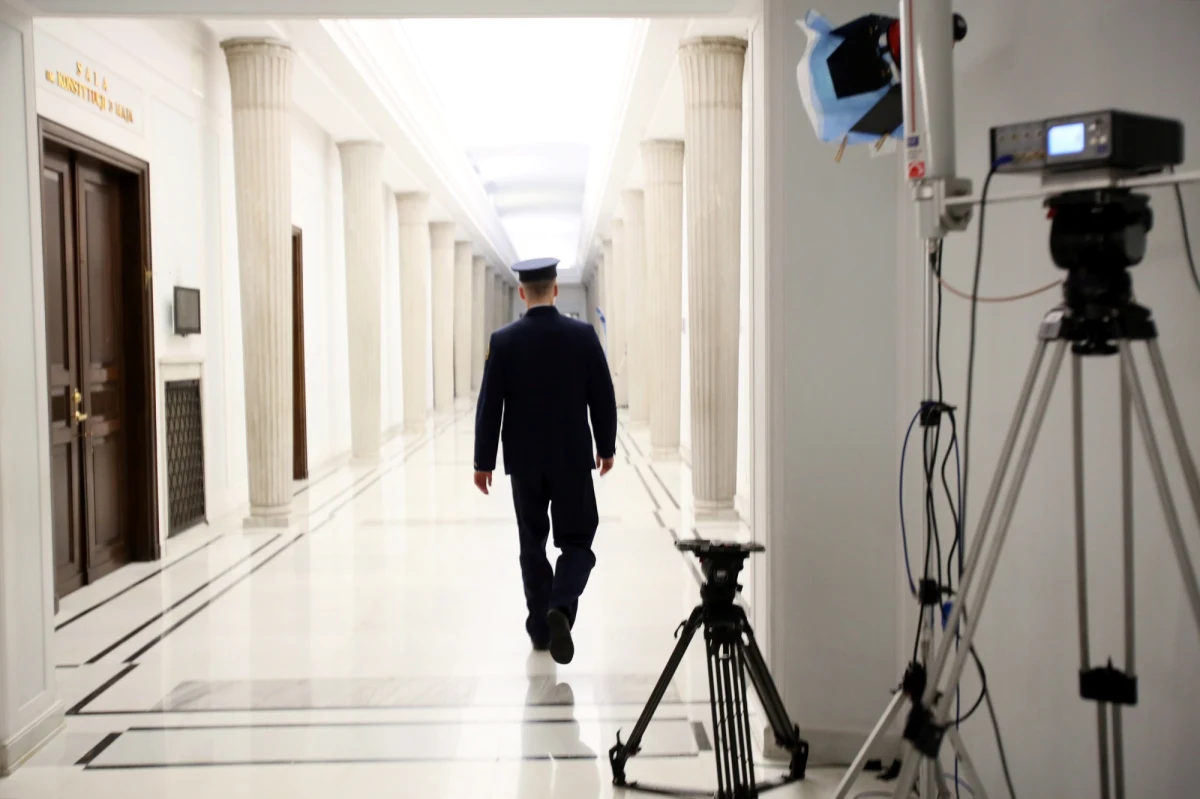 Kancelaria Sejmu wyciągnie najsurowsze konsekwencje wobec strażnika, który nietrzeźwy pełnił służbę w Sejmie - poinformował dyrektor Centrum Informacyjnego Sejmu Andrzej Grzegrzółka. Sytuację nagłośnili przedstawiciele Komitetu Obrony Demokracji i Obywateli RP, wobec których Straż Marszałkowska podejmowała interwencję.