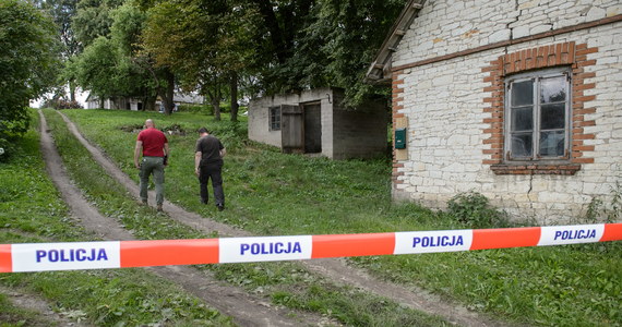 Dwie osoby zatrzymano w związku z odnalezieniem trzech ciał w Piaskach Szlacheckich na Lubelszczyźnie. W czwartek młoda kobieta zgłosiła policji, że nie ma kontaktu z rodzicami.