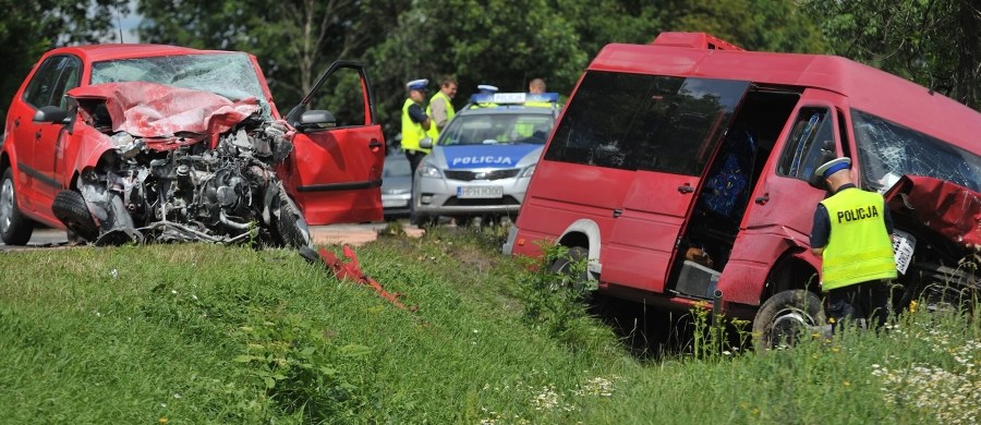 11 osób zostało rannych, w tym 3 ciężko, w czołowym zderzeniu busa z samochodem osobowym w miejscowości Gocław w gminie Pilawa na Mazowszu. Ruch w miejscu wypadku odbywa się wahadłowo.