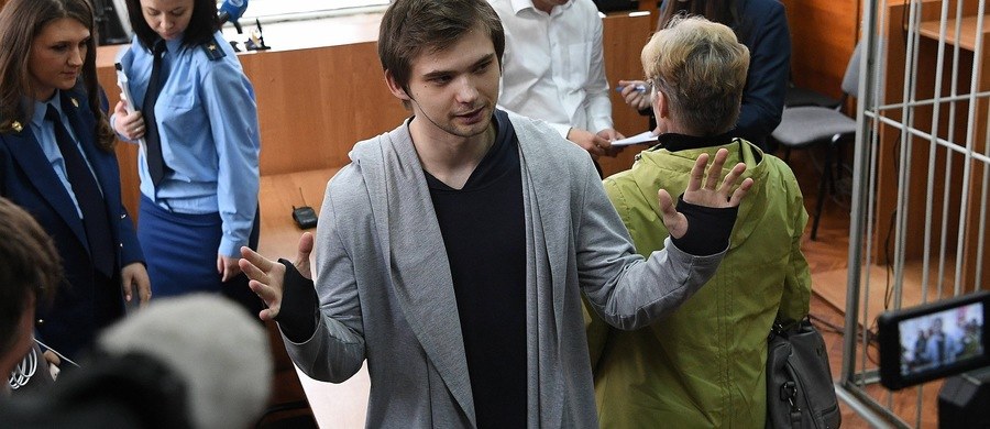 Rosyjski bloger Rusłan Sokołowski, który w maju został skazany za obrazę uczuć religijnych po nagraniu filmu, na którym grał w Pokemon Go w cerkwi w Jekaterynburgu, został wpisany na federalną listę ekstremistów i terrorystów. 