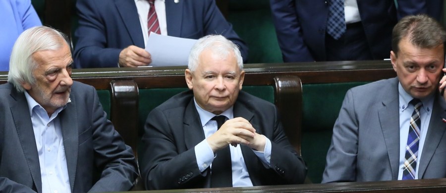 Sądownictwo cierpi na dwie poważne choroby: upadek zasad moralnych i niesprawność, przewlekłość postępowania - mówił na konferencji prasowej prezes PiS Jarosław Kaczyński. 