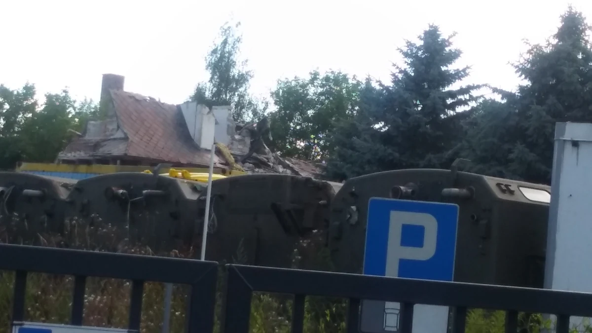 Powiatowy Inspektorat Budowlany wstrzymał prace rozbiórkowe domu przy ul. Skowroniej, który był pokryty eternitem. Inspektorzy stwierdzili, że występuje stan zagrożenia dla życia, zdrowia i środowiska - mówi Małgorzata Boryczko, zastępca Powiatowego Inspektora Nadzoru Budowlanego. Sprawą zajmuje się także sanepid i Inspekcja Pracy.