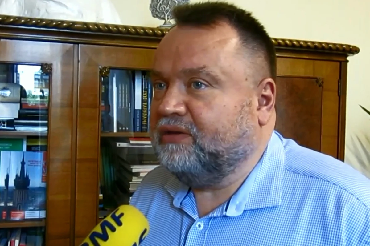 „Zobaczymy, jak ustosunkuje się do weta prezydenta Sejm, nie przesądzałbym tego do końca” - mówi w rozmowie z RMF FM zastępca prezydenta Krakowa Andrzej Kulig. W środę prezydent Andrzej Duda zawetował nowelizację ustawy o Izbach Obrachunkowych, która - jak informował wówczas rzecznik prezydenta - „dawałaby władzy centralnej możliwość zbytniej ingerencji w działania samorządu terytorialnego”. „Uważam, że weto prezydenta jest trafne” - podkreśla Kulig. Jego zdaniem, zarzuty, które podniosła w uzasadnieniu kancelaria głowy państwa, „są absolutnie przekonujące”. „Po pierwsze jest to wprowadzenie pozakonstytucyjnego kryterium kontroli. Jak wiadomo, zgodnie z konstytucją, RIO mogą dokonywać kontroli z punktu widzenia legalności. Tutaj wprowadzono nowe kryterium gospodarności, które w istotny sposób ogranicza samodzielność gmin w zakresie decydowania (o tym), na co środki publiczne są przekazywane” - tłumaczy w rozmowie z dziennikarzem RMF FM Pawłem Pawłowskim. Druga kwestia przytoczona przez zastępcę prezydenta Krakowa, to program naprawczy. „Nie może być tak, że w przypadku, kiedy RIO uzna, że ten program nie jest realizowany, to decyzją tej samej izby - która mimo wszystko jest organem administracji rządowej - następuje natychmiastowe odwołanie zarządów jednostek samorządu terytorialnego” - ocenia. Andrzej Kulig podkreśla, że „prezydent trafnie dostrzegł dwa słabe punkty w nowelizacji ustawy”. 