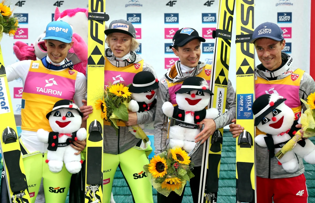 ​Polska wygrała w Wiśle inauguracyjny drużynowy konkurs FIS Letniej Grand Prix w skokach narciarskich. Drugie miejsce zajęła Norwegia, a trzecie Niemcy. Najdłuższy skok w konkursie na odległość 133,5 m oddał w drugiej serii Dawid Kubacki. W sobotę w Wiśle odbędzie się konkurs indywidualny.