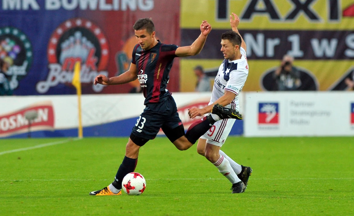 ​Wisła Kraków na rozpoczęcie kolejnego sezonu piłkarskiej Ekstraklasy pokonała w Szczecinie Pogoń 2:1. Świetny debiut w Wiśle zaliczył nowy napastnik Carlitos, za to trener szczecinian Maciej Skorża szybko będzie chciał zapomnieć debiutu na ławce trenerskiej Pogoni.