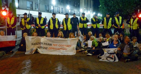 31 osób zostało wylegitymowanych w trakcie nocnych demonstracji przed budynkiem parlamentu. Kilkadziesiąt osób protestowało tam przeciwko zmianom w sądownictwie forsowanym przez Prawo i Sprawiedliwość. Nikt nie został zatrzymany.