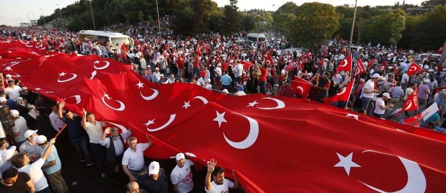 ​Dziesiątki tysięcy osób zebrało się w sobotę w Stambule w okolicach mostu nad cieśniną Bosfor, nazwanego Mostem Męczenników 15 lipca, w ramach obchodów pierwszej rocznicy udaremnienia puczu. Dzień 15 lipca został w Turcji ogłoszony świętem państwowym. Zebrani machali tureckimi flagami, słychać było okrzyki "Bóg jest wielki".