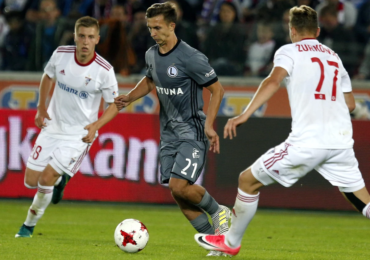 Górnik Zabrze w pierwszym meczu po powrocie do ekstraklasy sprawił niespodziankę i pokonał na własnym boisku mistrza Polski Legię Warszawa w ligowym klasyku 3:1. W drugim sobotnim spotkaniu pierwszej kolejki Cracovia zremisowała u siebie z Piastem Gliwice 1:1.