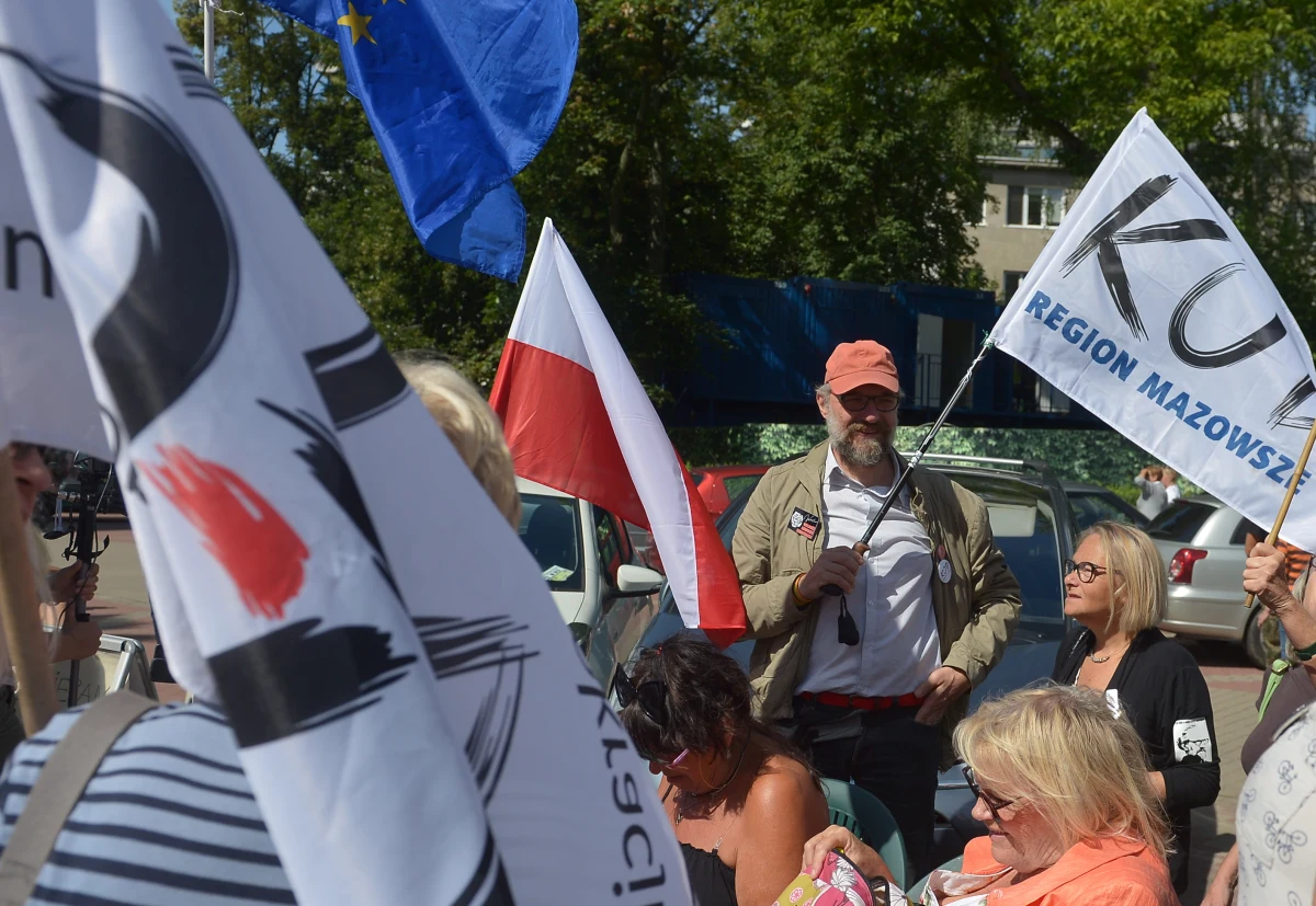 O godz. 15 przed Sejmem ma rozpocząć się manifestacja środowisk opozycyjnych wyrażających swój sprzeciw wobec zmian w sądownictwie wprowadzanych przez PiS. Mają w niej wziąć udział m.in. przedstawiciele Komitetu Obrony Demokracji, Partii Razem i Platformy Obywatelskiej. 