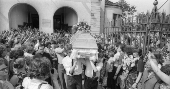 33 lata temu, 16 lipca 1984 r., po wyreżyserowanym przez władze komunistyczne procesie ogłoszono wyrok ws. zabójstwa 19-letniego maturzysty Grzegorza Przemyka. Sąd uwolnił wtedy od zarzutu pobicia Przemyka dwóch milicjantów, natomiast na 2 i 2,5 roku więzienia skazani zostali dwaj sanitariusze, którzy wieźli pobitego do szpitala.