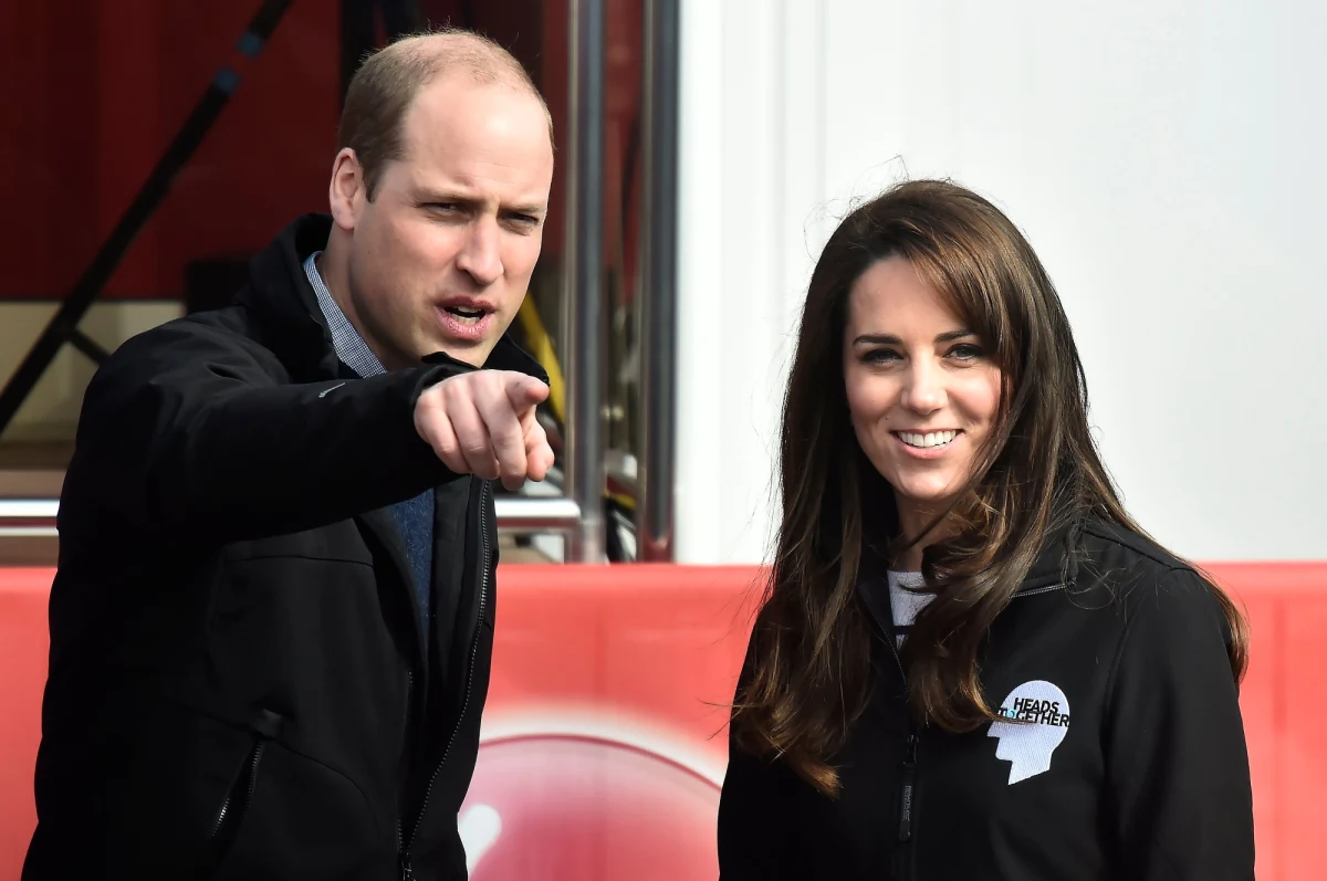 W poniedziałek rozpoczyna się wizyta brytyjskiej pary książęcej Williama i Kate w Polsce. "Polacy będą mogli spotkać parę książęcą podczas spaceru po Krakowskim Przedmieściu" - zapowiedział szef gabinetu prezydenta, Krzysztof Szczerski. Jak dodał, Kate i William przejdą od Pałacu Prezydenckiego pod pomnik Adama Mickiewicza w poniedziałek po godz. 15.