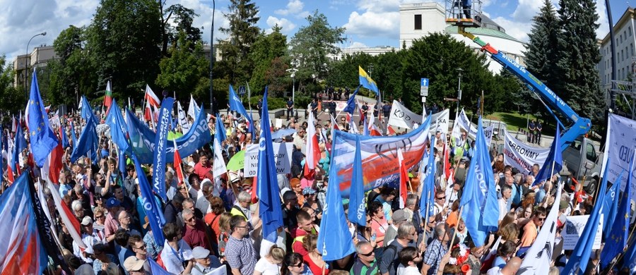 W niedzielę w Warszawie odbyło się spotkanie środowisk opozycyjnych, które zadeklarowały powstanie "koalicji prodemokratycznej". Inicjatorem spotkania był ruch Strajk Kobiet. Jak poinformowano, partie opozycyjne nie wykluczają akcji zablokowania Sejmu.
