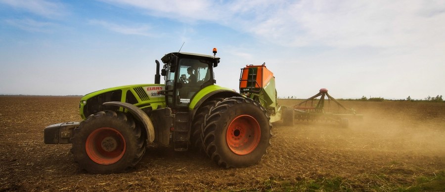 Zarząd Krajowej Rady Izb Rolniczych zwrócił się do ministra rolnictwa z wnioskiem o zrekompensowanie rolnikom kosztów wprowadzenia tzw. opłaty drogowej. Samorząd rolniczy chce podniesienia dopłaty do paliwa rolniczego. 