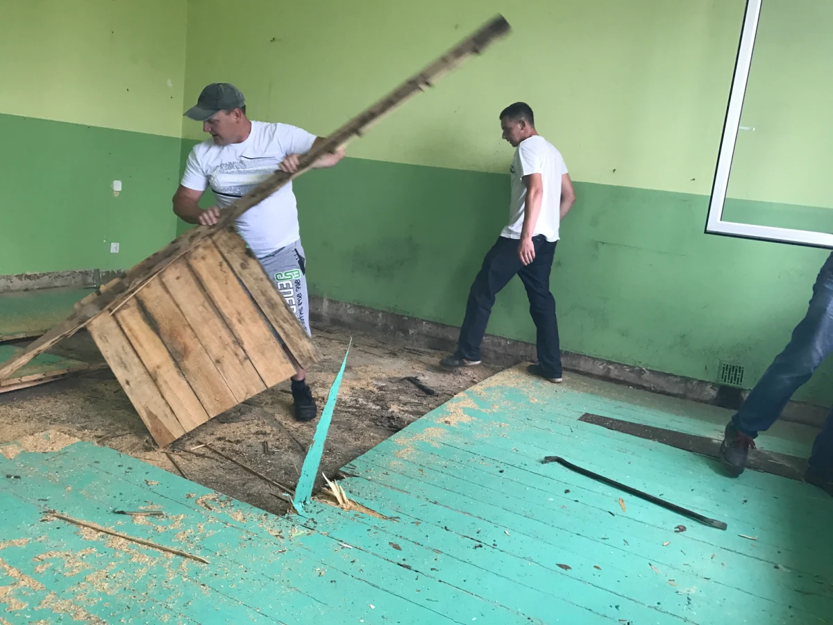 Młotki, łom, a nawet piła motorowa poszły w ruch w Bukowinie w gminie Biszcza na Lubelszczyźnie: to tam znajduje się jedna z pięciu szkół, które w ramach akcji Lepsze Jutro z RMF FM wyposażymy w tym roku w profesjonalne sale do zajęć! Tegoroczna odsłona naszego charytatywnego projektu odbywa się bowiem pod hasłem: "Nowoczesna szkoła to lepszy start w przyszłość". I właśnie po to, by wspomniany lepszy start zapewnić uczniom z Bukowiny, stworzymy w tamtejszej podstawówce nowoczesną multimedialną pracownię językową. Zanim się to jednak stanie, trzeba przygotować wyznaczoną na pracownię klasę. Pracy jest dużo - ale z pomocą przyszli rodzice uczniów i miejscowi strażacy!