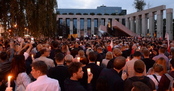 Kilka tys. przedstawicieli opozycji - m.in. KOD - protestowało w niedzielę przed Sejmem przeciw planom zmian w sądownictwie. Pod adresem PiS i Jarosława Kaczyńskiego padły zarzuty "zaprowadzenia dyktatury" i groźby "rozliczenia". O prezydencie RP zgromadzeni skandowali: "będziesz siedział". Po proteście przed budynkiem Sejmu demonstranci poszli na Plac Krasińskich, gdzie przy budynku Sądu Najwyższego utworzyli "łańcuch światła". 