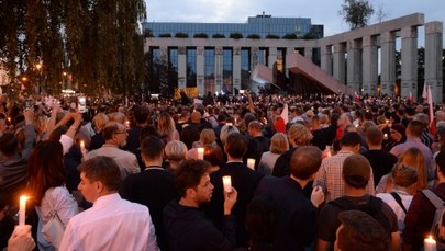 Protesty w Warszawie. Przed budynkiem Sądu Najwyższego utworzono "łańcuch światła"
