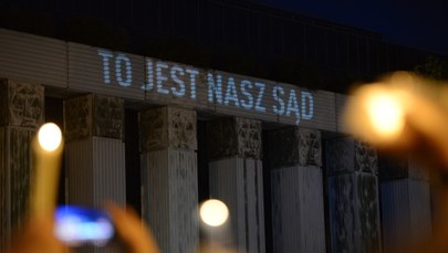 Warszawa: Protesty przed Sądem Najwyższym i Sejmem. Część osób spędziła tam noc