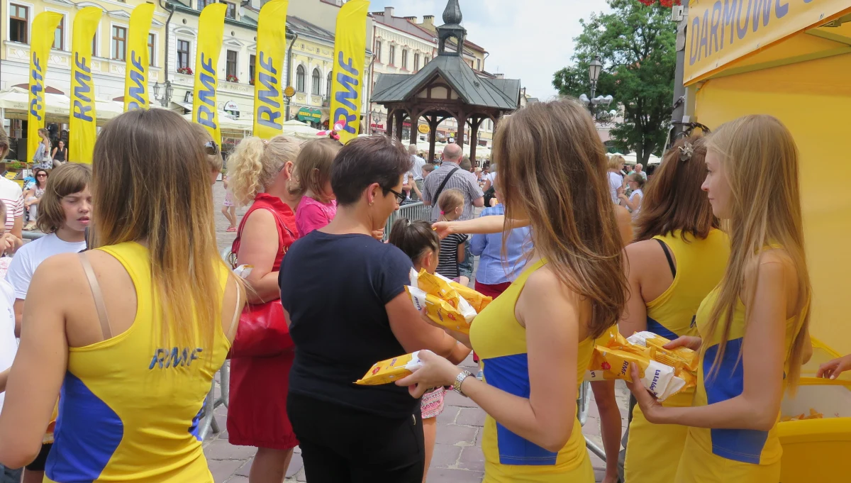 W miniony poniedziałek ​Słoneczny Patrol RMF FM rządził w Rzeszowie! Zaczęliśmy w samo południe na Rynku - od rozdawania tysięcy przepysznych waniliowo-śmietankowych lodów. Po południu zaś bawiliśmy się wspólnie z rzeszowianami na największym wakacyjnym karaoke w kraju - a polskie przeboje śpiewał razem z nami Mateusz Ziółko!