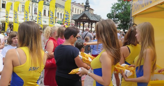 W miniony poniedziałek ​Słoneczny Patrol RMF FM rządził w Rzeszowie! Zaczęliśmy w samo południe na Rynku - od rozdawania tysięcy przepysznych waniliowo-śmietankowych lodów. Po południu zaś bawiliśmy się wspólnie z rzeszowianami na największym wakacyjnym karaoke w kraju - a polskie przeboje śpiewał razem z nami Mateusz Ziółko!