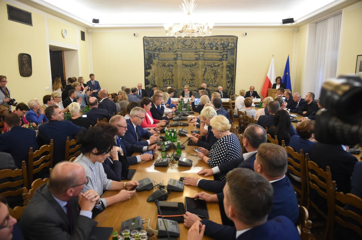 Blisko trzy godziny trwało w Sejmie wysłuchanie publiczne z udziałem sędziów i prawników ws. projektu ustawy o Sądzie Najwyższym. "Ta ustawa jest oczywiście niekonstytucyjna" - mówił były prezes Trybunału Konstytucyjnego prof. Andrzej Rzepliński. W czasie wystąpienia podkreślał również, że zawód sędziego dotyczy każdej grupy społecznej i bez niego "nie możemy się obyć". Jak alarmował natomiast były prezes Sądu Najwyższego prof. Adam Strzembosz, PiS-owska reforma sądownictwa doprowadzi do tego, że "znowu będziemy mieli jak przed 1989 rokiem".