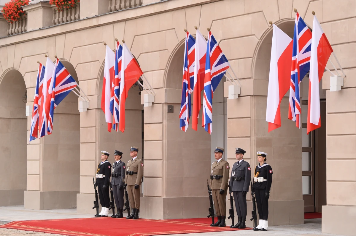 "Oglądając tę wizytę, nie dajmy się zwieść - tu chodzi o poważną politykę" - podkreśla w RMF FM historyk doktor Janusz Sibora. Znawca protokołu dyplomatycznego mówi, że brytyjska para książęca przyjeżdża do Polski, żeby zrealizować konkretny plan polityczny. Nie chodzi więc tylko o kurtuazję. To jest "dyplomacja w stylu glamour" - ocenia ekspert w rozmowie z Marcinem Zaborskim. 