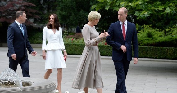 Prezydent Andrzej Duda oraz pierwsza dama Agata Kornhauser-Duda przywitali na dziedzińcu Pałacu Prezydenckiego parę książęcą Cambridge Williama i Kate. Spotkanie to pierwszy punkt trzydniowej wizyty pary książęcej w Polsce. A jak prezentowały się obie panie? Oceńcie sami. 