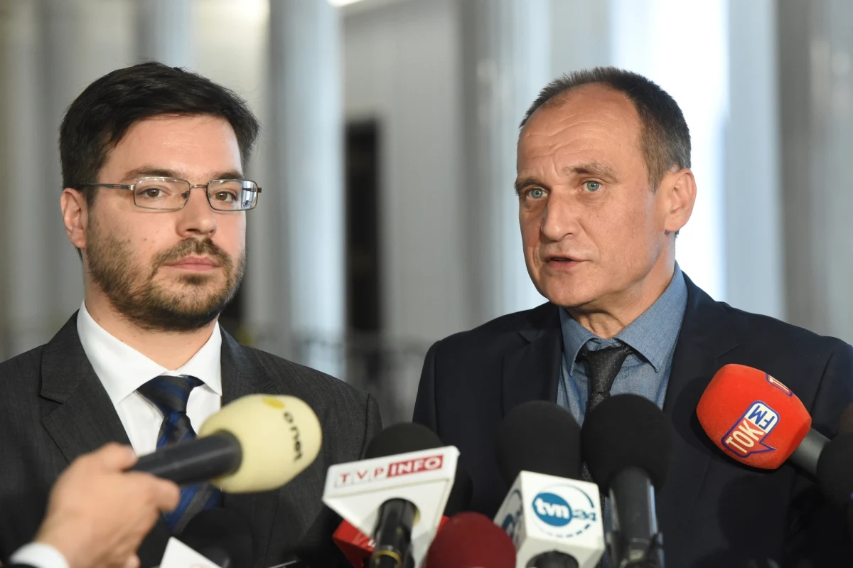 Rozmawialiśmy z prezydentem Andrzejem Dudą na temat ustaw dotyczących sądów powszechnych, KRS oraz projektu o SN. Te regulacje grożą upartyjnieniem wymiaru sprawiedliwości. Zobaczymy, jak się zachowa pan prezydent - mówili politycy Kukiz'15 Paweł Kukiz i wicemarszałek Sejmu Stanisław Tyszka, którzy spotkali się z Andrzejem Dudą. Spotkanie polityków Kukiz'15 z prezydentem trwało ponad godzinę.