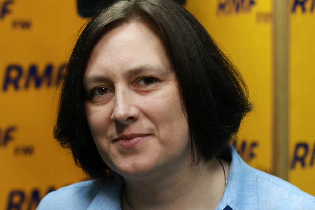 W polskim Sejmie jest bardzo mało rozmowy – mówi w RMF FM sekretarz Polskiego Towarzystwa Retorycznego dr hab. Agnieszka Kampka. Badaczka języka polityki ocenia, że zamiast przekonywania za pomocą argumentów mamy „pozorowaną debatę”, która wychodzi poza parlamentarną mównicę, ponieważ posłowie zabierają głos nie tylko na mównicy, coraz częściej do siebie pokrzykując z ław sejmowych. „Kłamiesz, siadaj, cicho bądź! – to nie są wypowiedzi, które cokolwiek wnoszą do debaty” – mówi gość Marcina Zaborskiego. Dodaje, że chętniej niż argumentów politycy używają – często mało dyplomatycznych – opisów swoich przeciwników, licząc, że dzięki temu szybciej zostaną zauważeni i zapamiętani. „Mamy dosyć krzykliwy i nastawiony na media język polityki. Niewiele różni się od tego, co widzimy poza parlamentem” – ocenia doktor Kampka. Zwraca jednocześnie uwagę, że politycy chętnie sięgają do obrazowego języka, co pozwala łatwiej dotrzeć do wyborców, ale jednocześnie często dokonują zbyt dużych uproszczeń. 