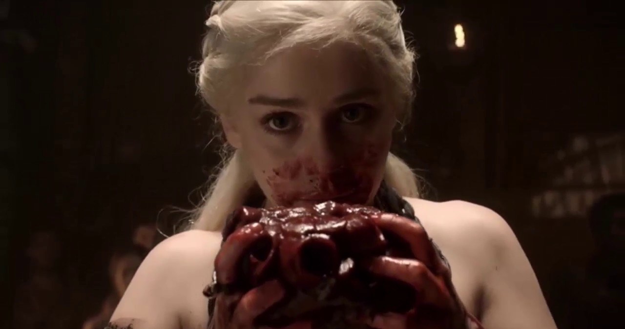 Mimo że stacja HBO rozpoczęła właśnie emisję siódmego sezonu serialu "Gra o tron", Emilia Clarke, odtwórczyni roli Daenerys Targaryan, wciąż doskonale pamięta jedną ze swoich pierwszych scen na planie produkcji HBO, w której jej bohaterka musiała zjeść surowe serce konia.  